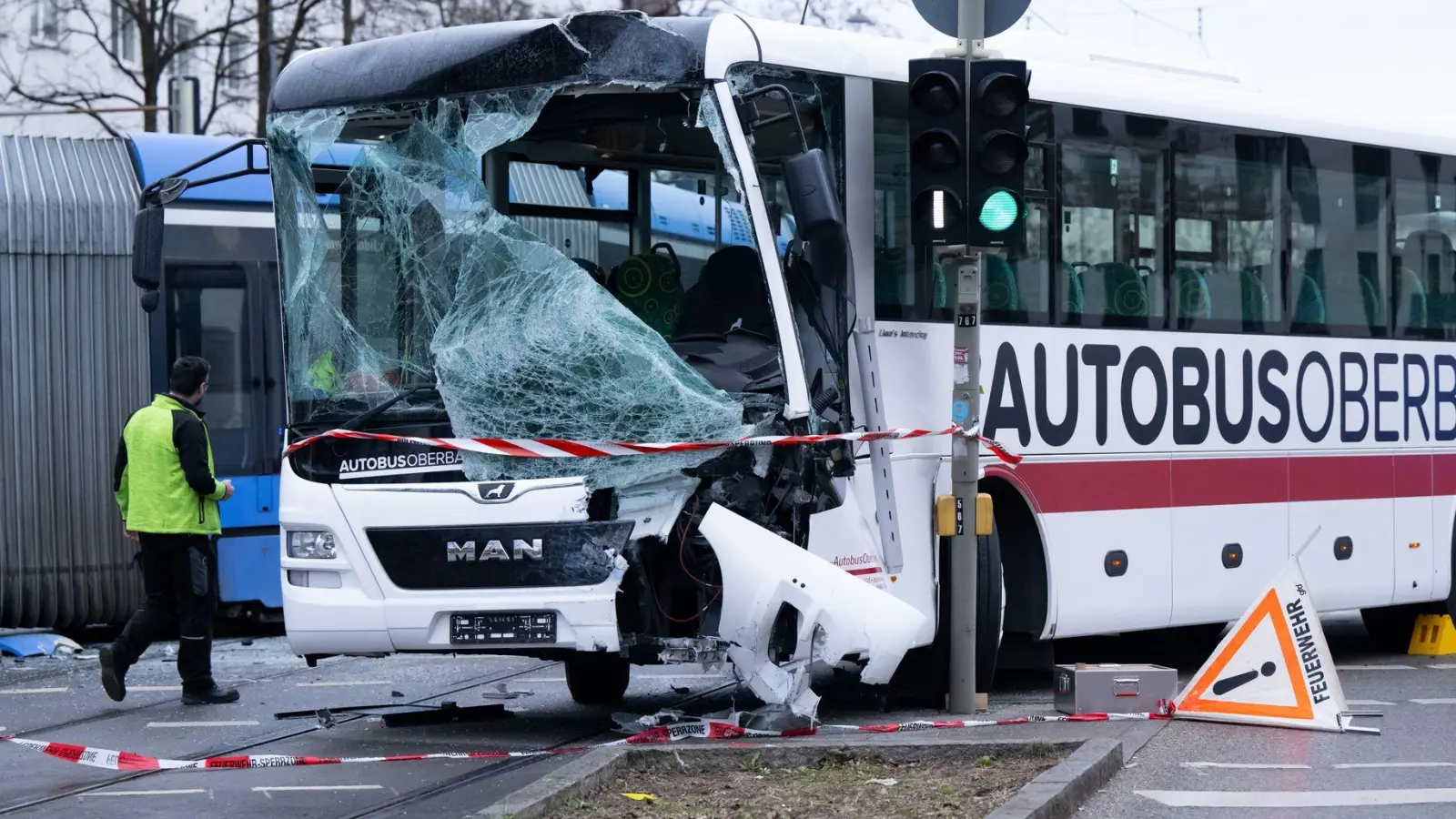 Die Busfront ist komplett zerstört. (Foto: Sven Hoppe/dpa)