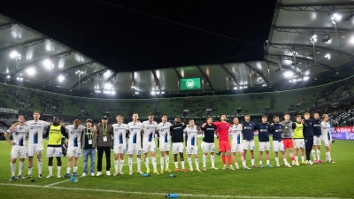 Paderborner Freude über das 0:0 in Wolfsburg. (Foto: Julian Stratenschulte/dpa)