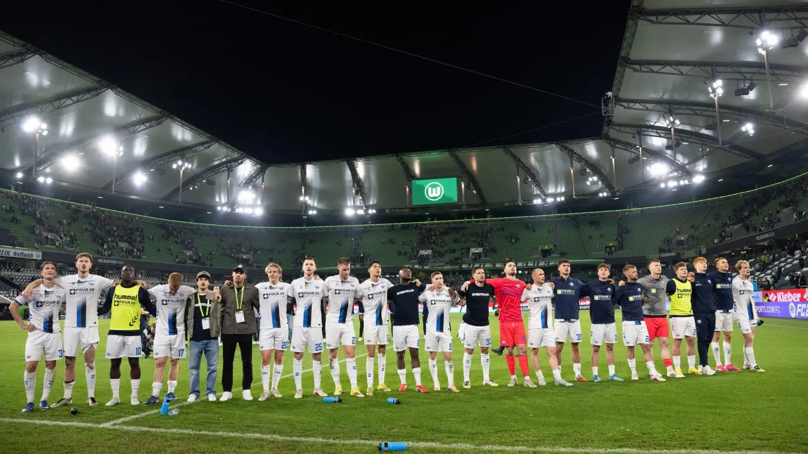 Paderborner Freude über das 0:0 in Wolfsburg. (Foto: Julian Stratenschulte/dpa)