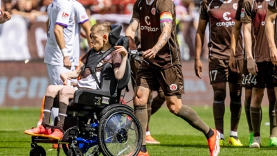 So wie der Fan hier können Rollstuhlfahrer Fußballspiele in der Bundesliga nicht immer genießen. Viele erhalten erst gar keinen Zugang. (Foto: Axel Heimken/dpa)