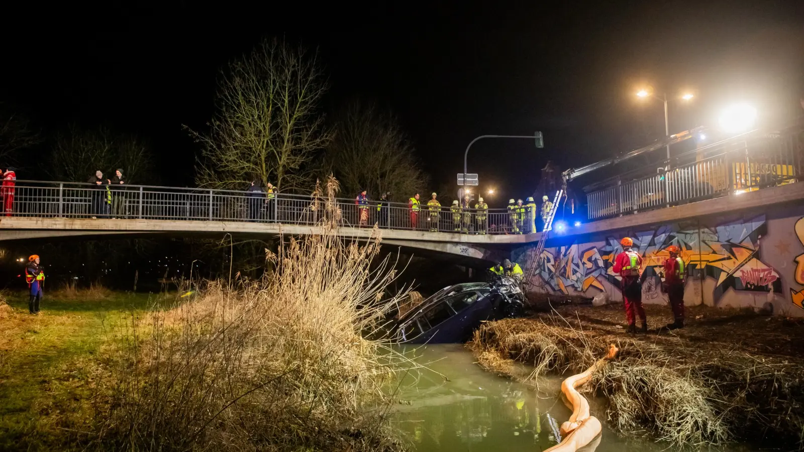 Mit einer Ölsperre sicherte die Feuerwehr die Unfallstelle ab.  (Foto: Evi Lemberger)