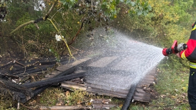 Das Herbstwetter sorgte dafür, dass der Brand einer Gartenhütte bei Sugenheim glimpflich abging. Die Feuerwehr musste nur noch verbliebene Glutnester löschen. (Foto: Feuerwehr Ullstadt )