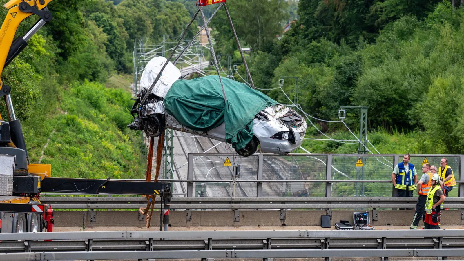Drei Menschen sind bei einem schweren Unfall auf der Autobahn 3 in der Oberpfalz ums Leben gekommen, als ihr Wagen von der Fahrbahn abkam und auf eine Bahnstrecke geriet. (Foto: Armin Weigel/dpa)
