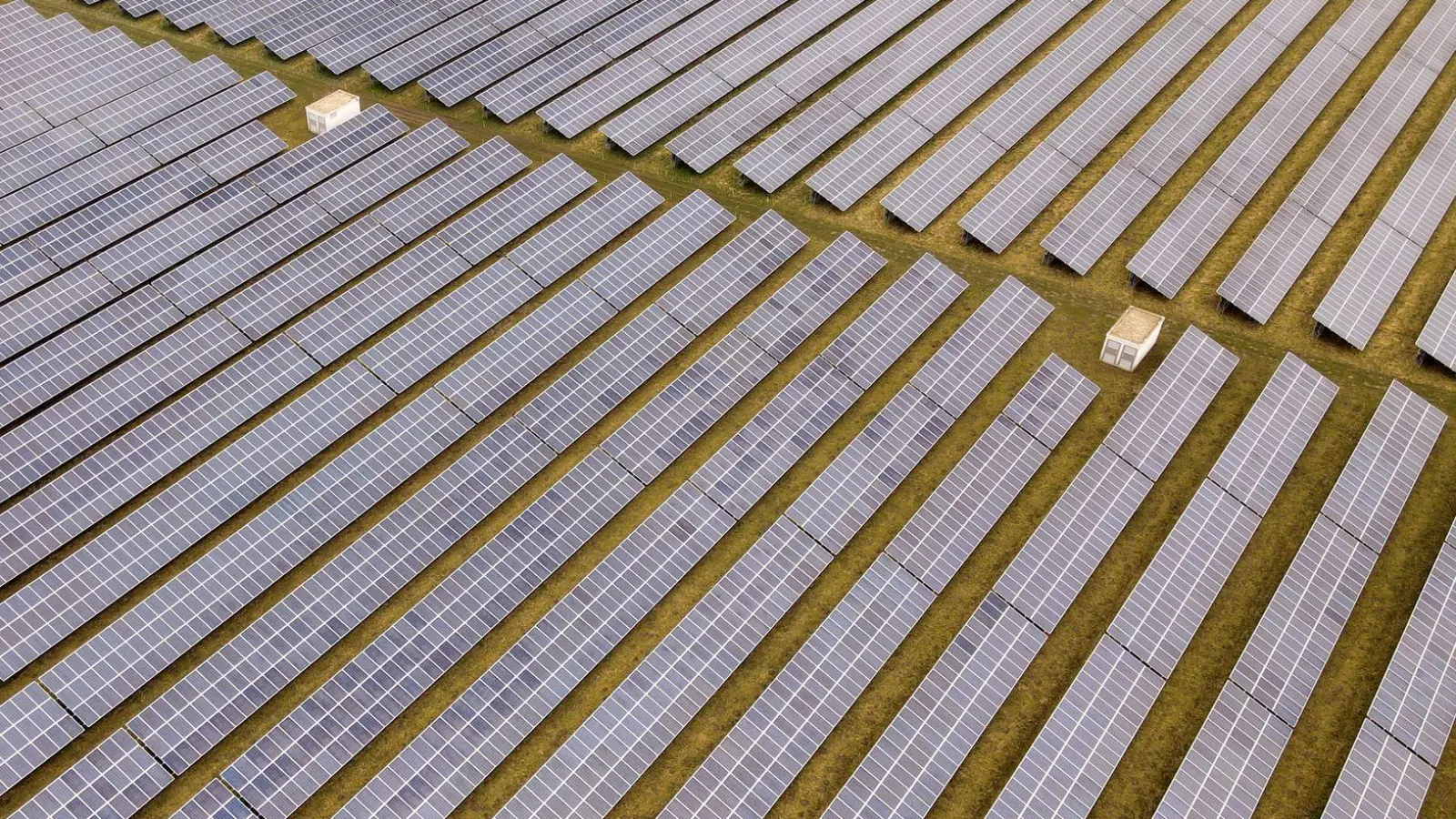 Ein Solarpark der BayWa r.e. in Mecklenburg-Vorpommern am Ostseeflughafen Barth. (Foto: Bernd Wüstneck/dpa)