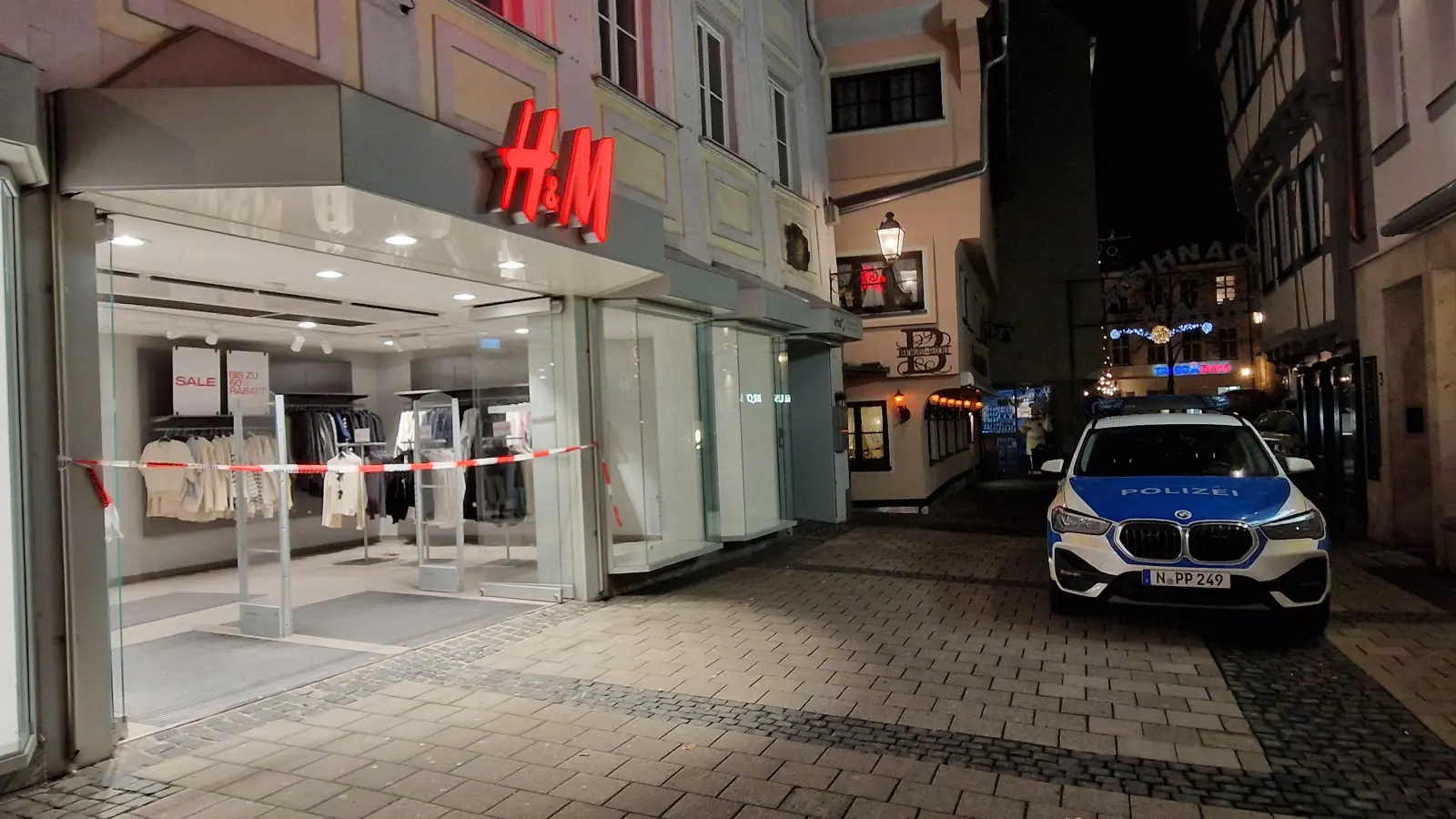 Am 4. Januar hatte eine Gruppe bewaffneter Männer die H&amp;M-Filiale überfallen. Die Polizei sperrte damals großräumig ab. (Foto: Andrea Walke)