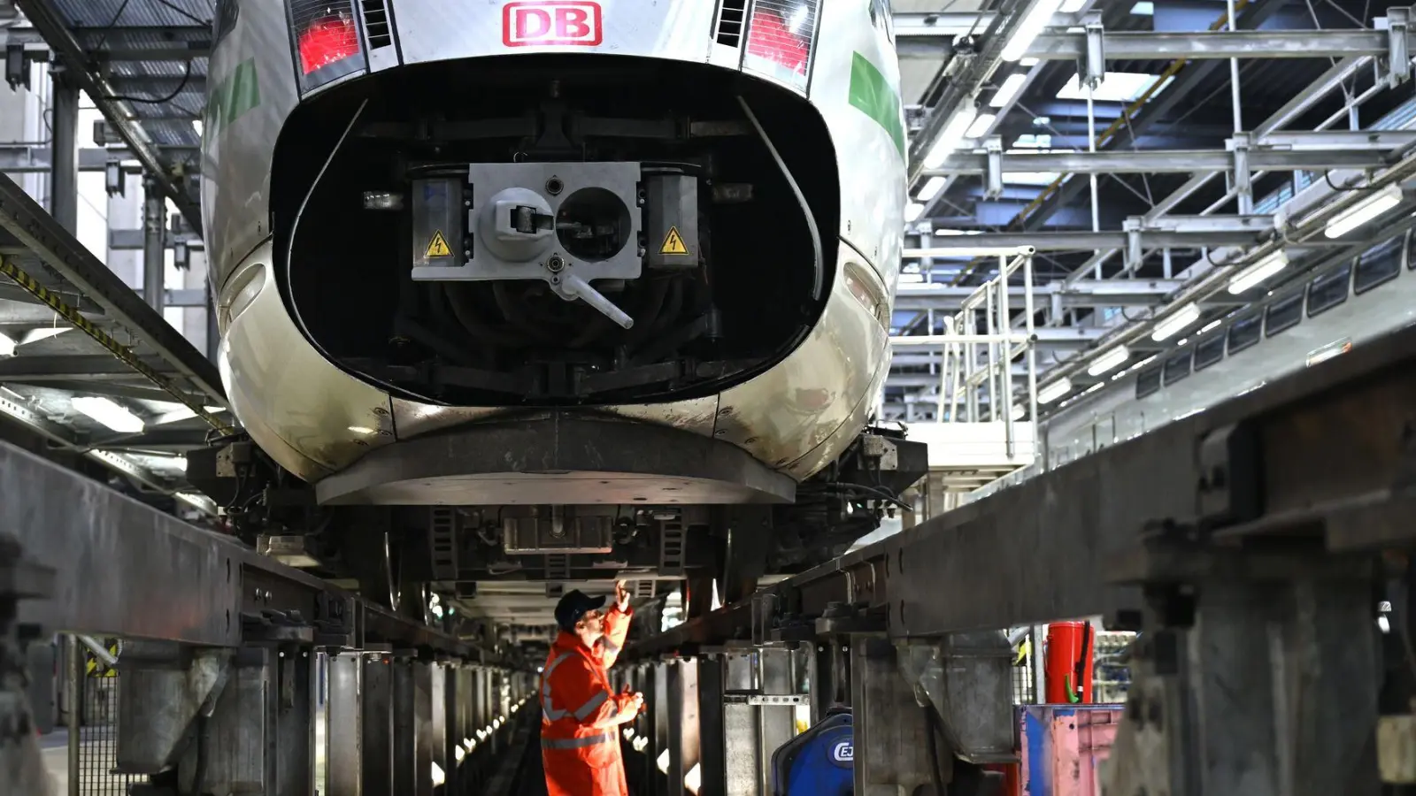 Ein ICE wird im ICE-Werk Leipzig gewartet (Foto: Hendrik Schmidt/dpa)