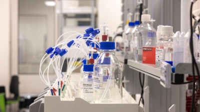 Tüffteln im Labor: Die Chemie- und Pharmaindustrie gibt so viel für Forschung aus wie nie zuvor (Archivbild) (Foto: Helmut Fricke/dpa)