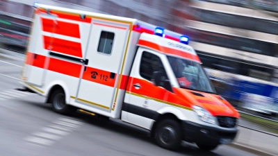Der Rettungsdienst brachte den Schwerverletzten in ein Krankenhaus. (Symbolbild) (Foto: Nicolas Armer/dpa)