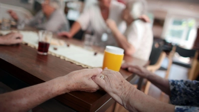 Maximal zwölf Leute: In einer Pflege-WG geht es oft familiärer zu als im Pflegeheim.  (Foto: Oliver Berg/dpa/dpa-tmn)