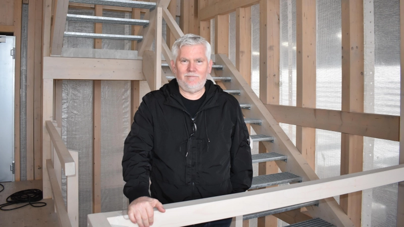 Michael Schmutzer hat seine Visionen umgesetzt. Der Innenausbau erfolgt mit Vollholz. (Foto: Ute Niephaus)