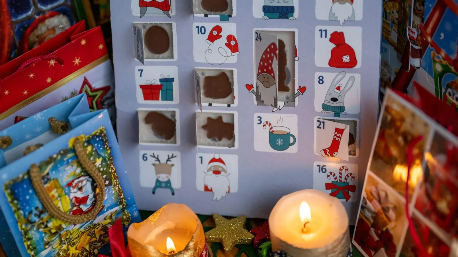 Der Adventskalender ist Wissenschaftlern zufolge eine deutsche Erfindung. In jüngster Zeit entstanden immer neue Variationen, mit Schokolade, Spielzeug, Schnaps oder Sextoys. Der Markt boomt. (Foto: Monika Skolimowska/dpa)