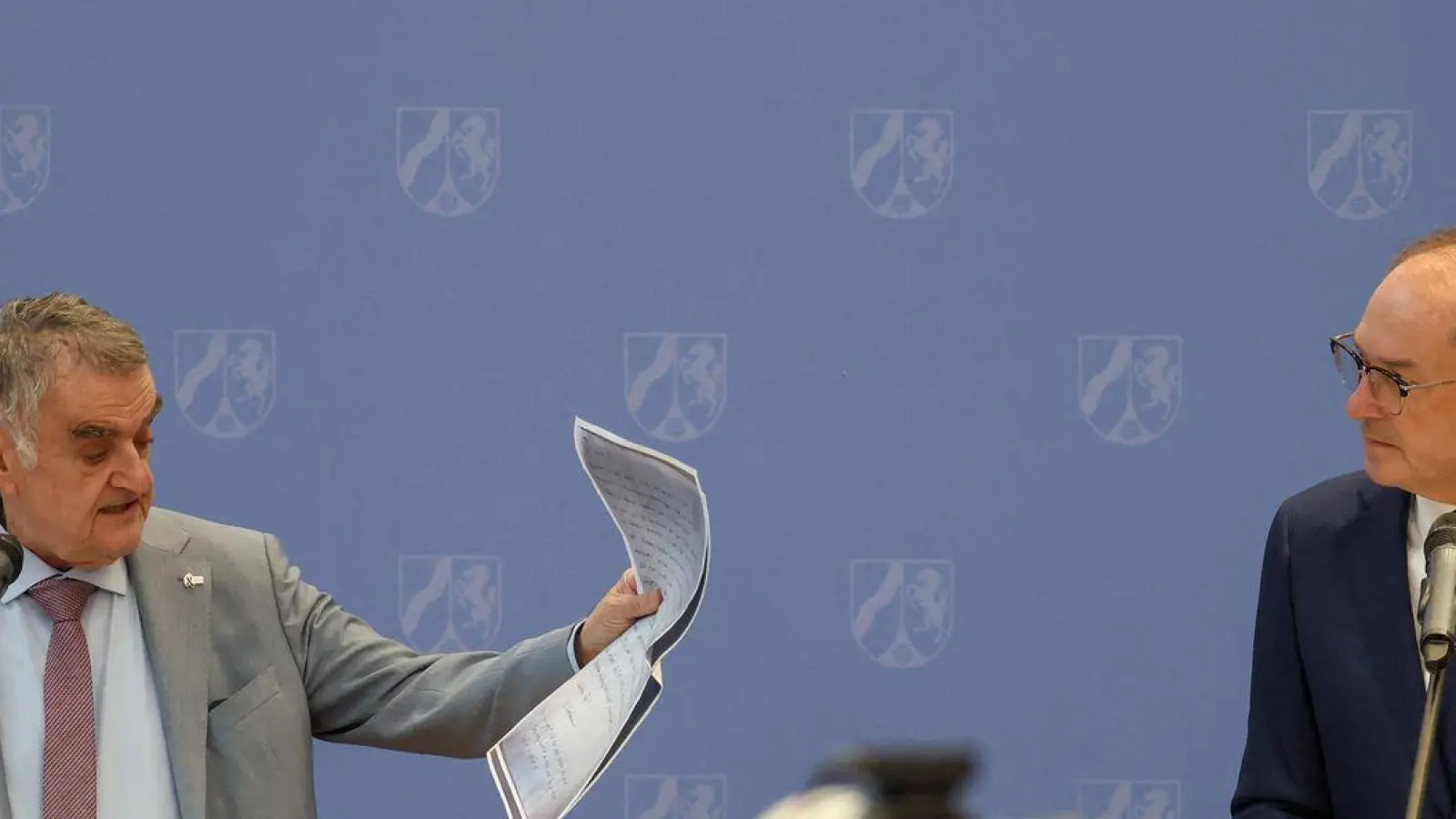 Laut NRW-Innenminister Herbert Reul gibt es Entwicklungen bei der Suche nach dem Sabotage-Verdächtigen.  (Foto: Christoph Reichwein/dpa)
