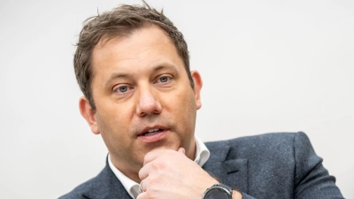 Vizekanzler Lars Klingbeil. Die deutsche Haltung zum Verbrenner-Aus könnte Thema im Koalitionsausschuss werden. (Foto: Michael Kappeler/dpa)