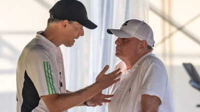 Uli Hoeneß (r) teilt weiter gegen Bayerns Ex-Trainer Thomas Tuchel aus. (Archivbild) (Foto: David Inderlied/dpa)