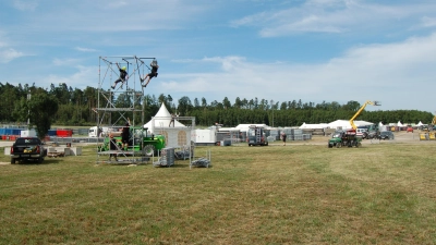 Gebaut wird für das Summer-Breeze-Festival auf der Fläche, aber auch in der Höhe. Hier im Bild montieren Arbeiter Scheinwerfer an einem Gerüst. (Foto: Markus Weinzierl)