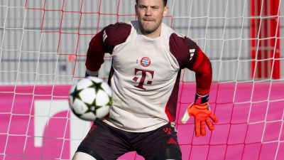 Manuel Voll fokussiert beim Trainer: Manuel Neuer will gegen Lissabon sein Tor suaberhalten. (Foto: Sven Hoppe/dpa)