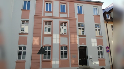 Das Anwesen Karolinenstraße 12 stammt aus dem 18. Jahrhundert und steht unter Denkmalschutz. Im dritten Stockwerk wurden vier von fünf Holzfenstern bereits gegen Kunststoff-Fenster ausgetauscht. Das fünfte Fenster links darf jetzt auch noch durch ein Kunststoff-Fenster ersetzt werden. (Foto: Winfried Vennemann)