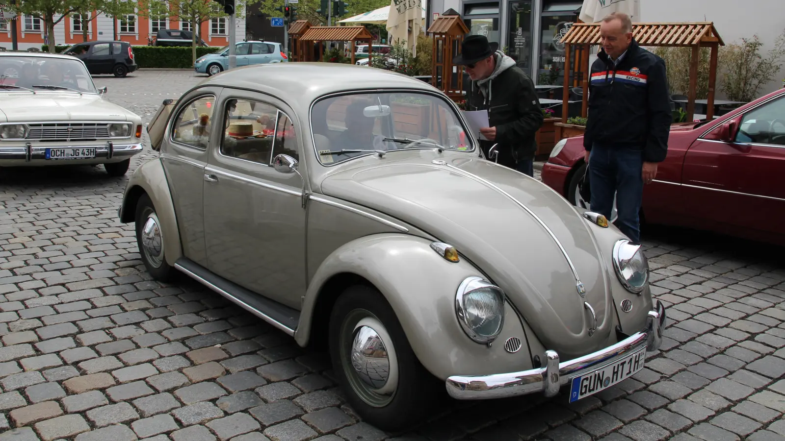 Organisator Wolfgang Beuster begrüßte die Teilnehmer des Oldtimertreffens persönlich. Zeitweise unterstützte ihn OB Thomas Deffner. Hier fährt gerade ein VW Käfer, Baujahr 1957, vor. (Foto: Robert Maurer)