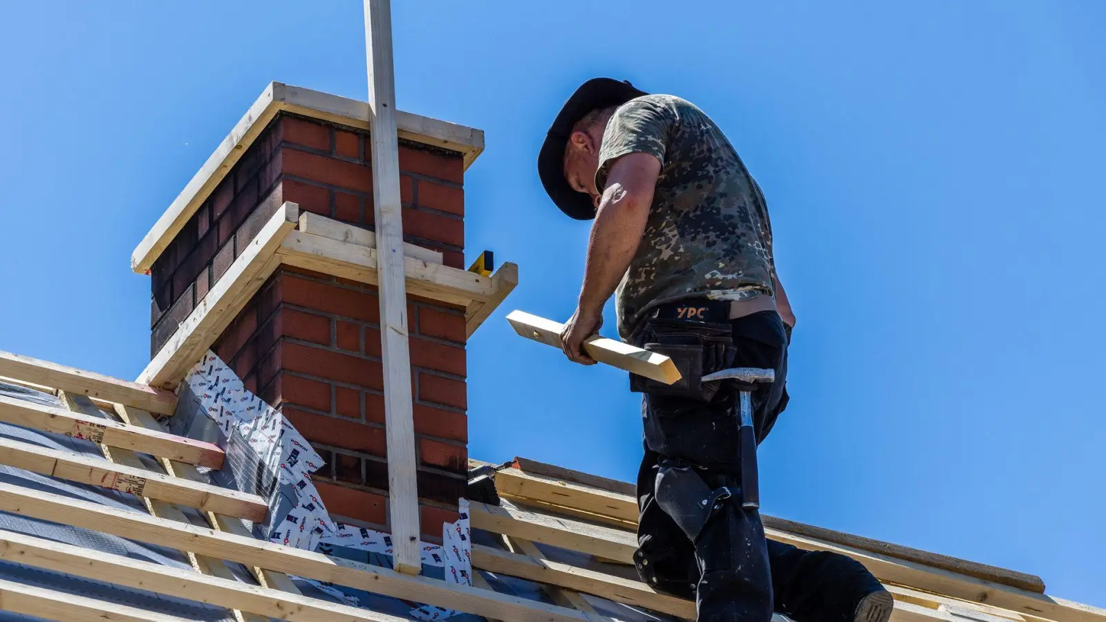 Bis 70 auf dem Dach? Gewerkschaften und Sozialverbände wehren sich gegen eine Anhebung des Renteneintrittsalters und verweisen auf viele Menschen, die körperlich schwere Arbeit machen. (Symbolbild) (Foto: Frank Hammerschmidt/dpa)