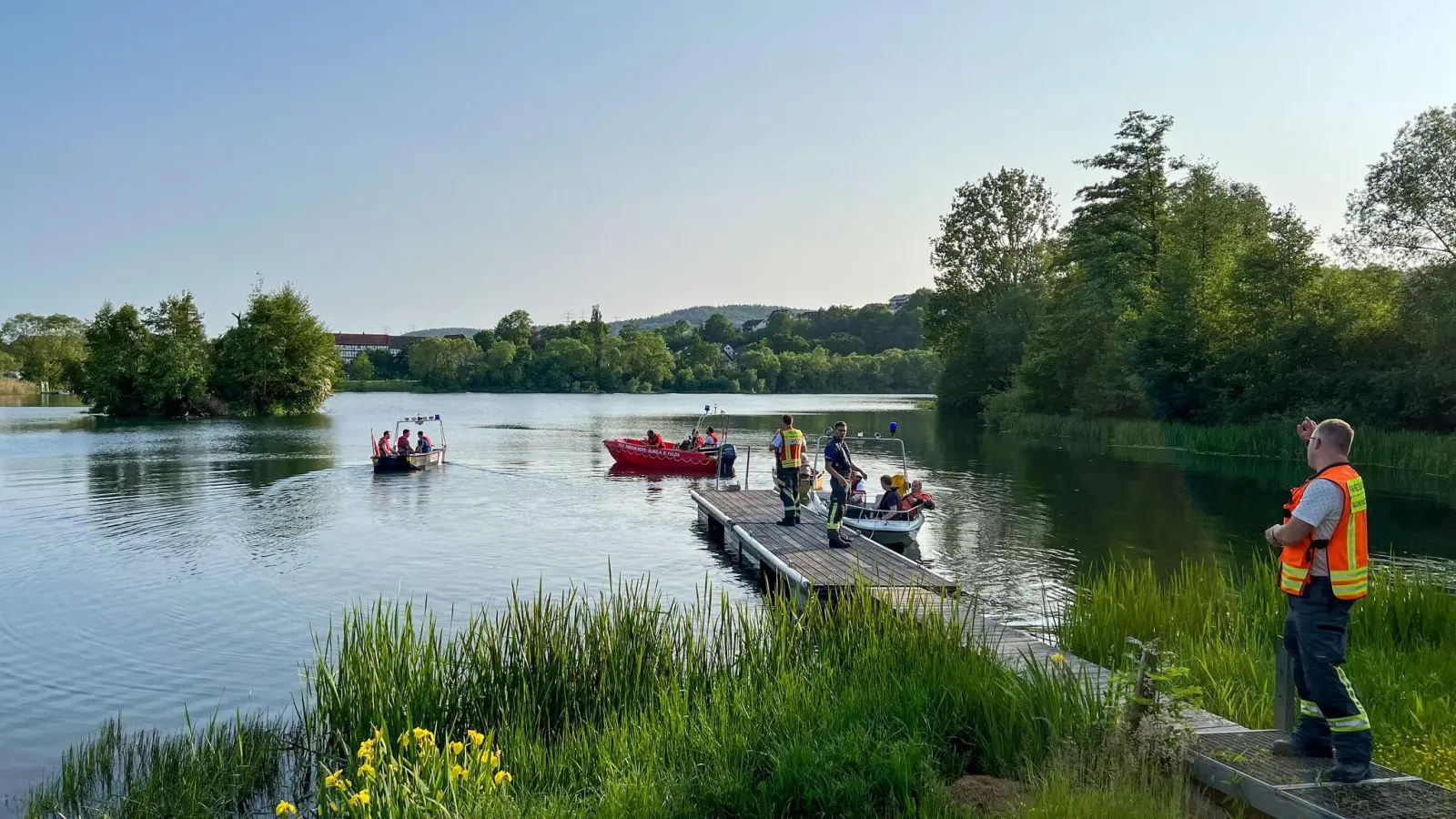 Feuerwehr und Rettungsdienste suchen am Breitenbacher See nach zwei vermissten Jugendlichen. (Foto: Yuliya Krannich/TVNews-Hessen/dpa)