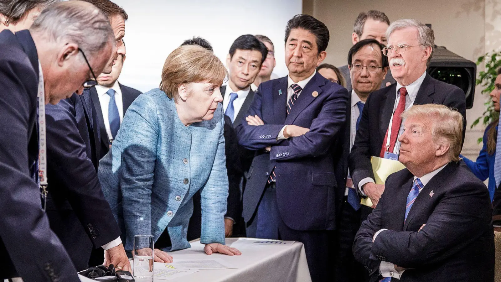 Dieses von der Bundesregierung verbreitete Bild des Fotografen Jesco Denzel wurde damals in sozialen Netzwerken viel kommentiert. (Archivbild) (Foto: Jesco Denzel/Bundesregierung/dpa)
