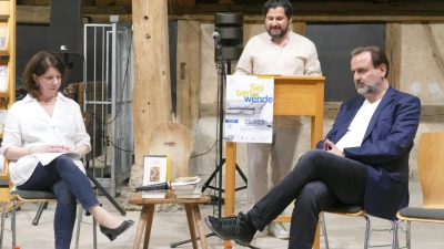 Aufmerksame Zuhörer bei der Lesung von Levent Özdil im Zuge der Seitenwende-Veranstaltung im Alten Bauhof in Bad Windsheim: Stella Cramer und Prof. Dr. Alexander Wöll. (Foto: Helmut Meixner)