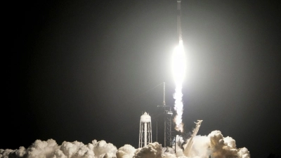 Eine „Falcon 9“ von SpaceX brachte zwei Mondlandefähren auf den Weg. (Foto: John Raoux/AP/dpa)