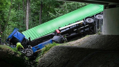 Ein Lastwagen ist auf der A96 bei Wangen verunglückt. (Foto: Jason Tschepljakow/dpa)