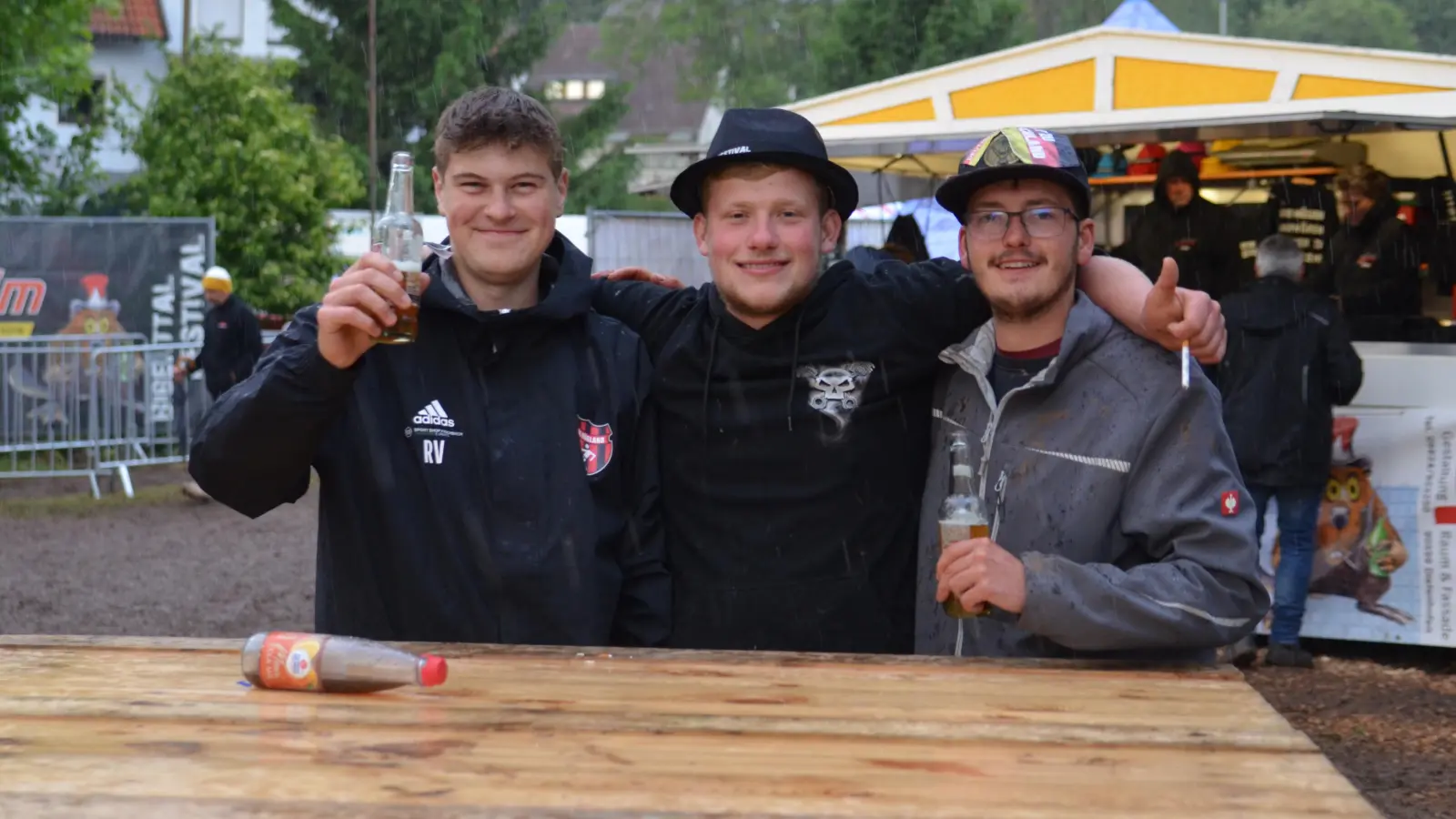 Prost - geht auch im Regen! (Foto: Yvonne Neckermann)