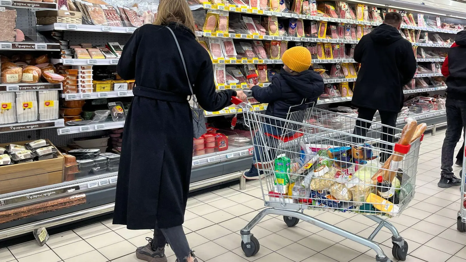 Eine höhere Mehrwertsteuer macht für russische Verbraucher den Einkauf teurer. (Archivbild) (Foto: dpa)