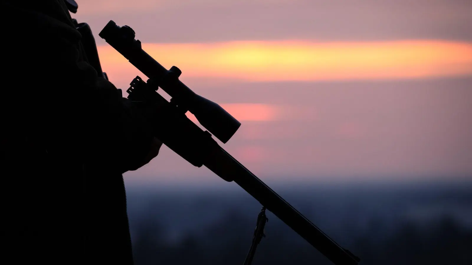Nach dem Waffengesetz gilt jemand als waffenrechtlich unzuverlässig, wer einer Vereinigung unterstützt, die verfassungsfeindliche Bestrebungen verfolgt. (Symbolbild) (Foto: Friso Gentsch/dpa)