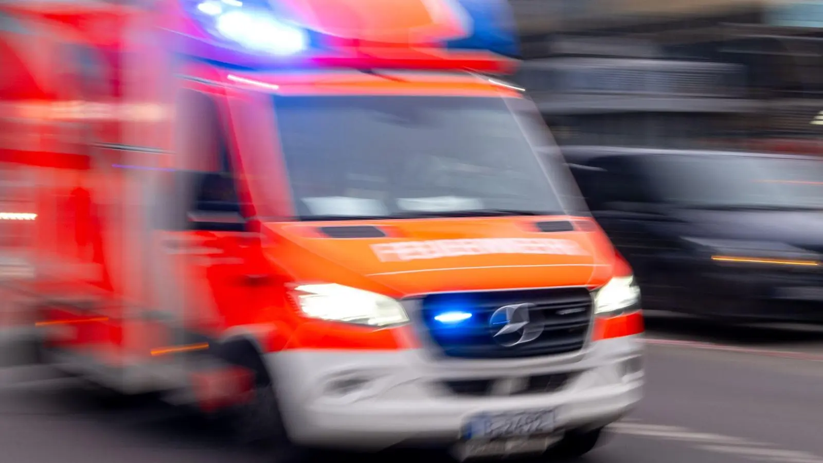 Sanitäter bringen den schwer verletzten Rollerfahrer in eine Klinik. (Symbolbild) (Foto: Monika Skolimowska/dpa)