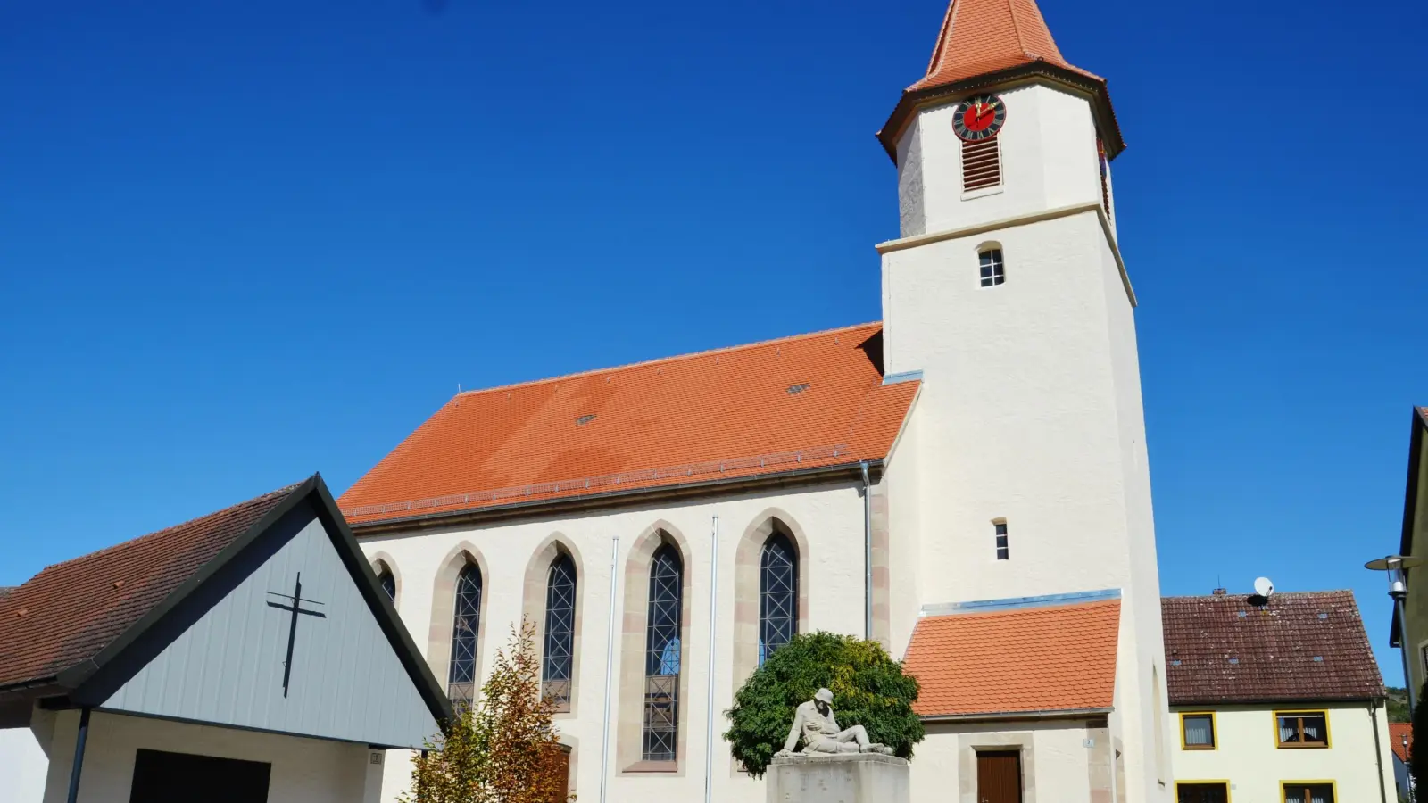 Die Außensanierung der St. Erhards-Kirche, in der am Sonntag, 11. Oktober, um 9.30 Uhr Kirchweihgottesdienst gefeiert wird, ist abgeschlossen. Nun geht’s an die Innensanierung. (Foto: Peter Tippl)