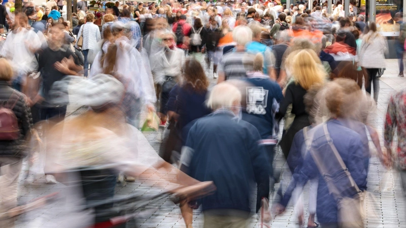 Ein Bericht der EU zeigt, dass deren Bevölkerung altern und schrumpfen wird. (Symbolbild) (Foto: Jan Woitas/dpa)
