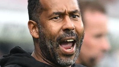 Werder-Coach Daniel Thioune konnte mit der Leistung seines Teams im Testspiel nicht zufrieden sein. (Archivbild) (Foto: Carmen Jaspersen/dpa)