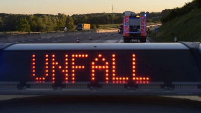 Ein Polizeifahrzeug warnt mit einer Leuchtschrift vor einer Unfallstelle. (Foto: Stefan Puchner/dpa/Symbolbild)