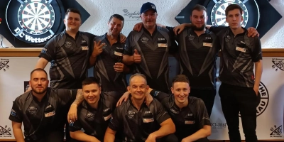 Das Darts-Team des DC La Bamba Bad Windsheim beim Spieltag in Wetterau. Hinten von links: Lukas Fraulob, Matthias Kraft, Michael Bernhardt, Kevin Sauer und Noah Röschlein. Vorne v. l.: Niklas Lande, Marvin Kraft, Jürgen Matousek und Andreas Bienert. (Foto: DC La Bamba)