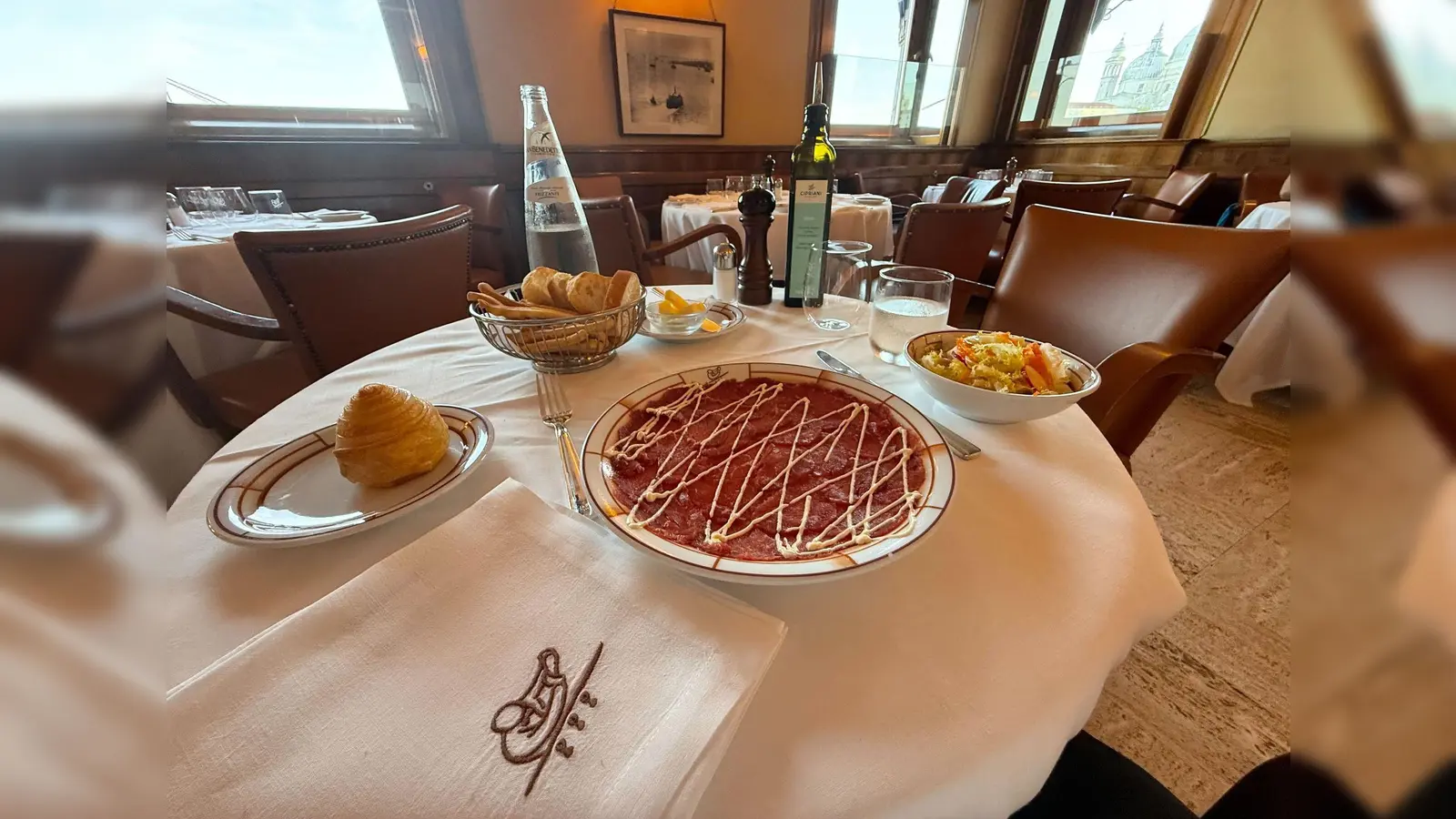 Ein Teller Rindfleisch, ein Schüsselchen Eisbergsalat - sonst nichts. (Foto: Christoph Sator/dpa)