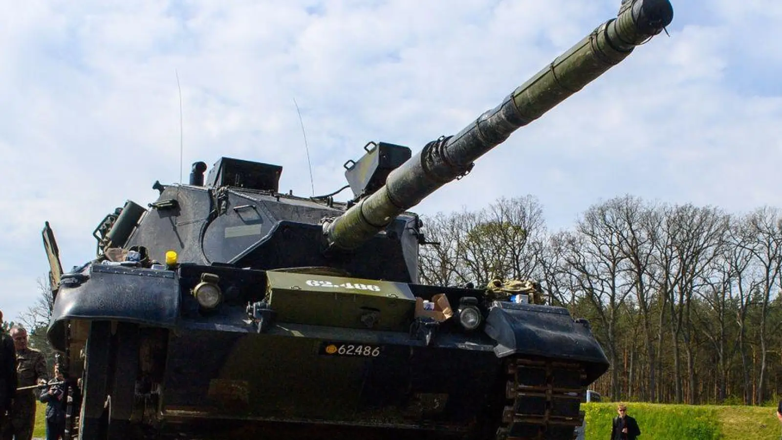 Ukrainische Soldaten werden auf dem Truppenübungsplatz Klietz in Sachsen-Anhalt in einen Kampfpanzer vom Typ Leopard eingewiesen. (Foto: Klaus-Dietmar Gabbert/dpa)