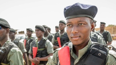 Auszubildende Polizisten der nigrischen Grenzschutzkompanie stehen bei der zivilen EU-Unterstützungsmission EUCAP Sahel Niger. (Foto: Michael Kappeler/dpa)