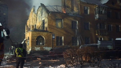 In der Hauptstadt Kiew werden immer wieder auch Wohnhäuser beschädigt. (Foto: Efrem Lukatsky/AP/dpa)