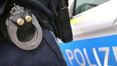 Die Polizei nimmt den 70-Jährigen vorläufig fest. (Symbolbild) (Foto: Karl-Josef Hildenbrand/dpa)