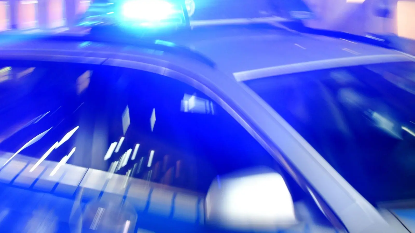 Die Polizei fahndet nach einem Raubüberfall nach dem Täter. (Symbolbild) (Foto: Carsten Rehder/dpa)