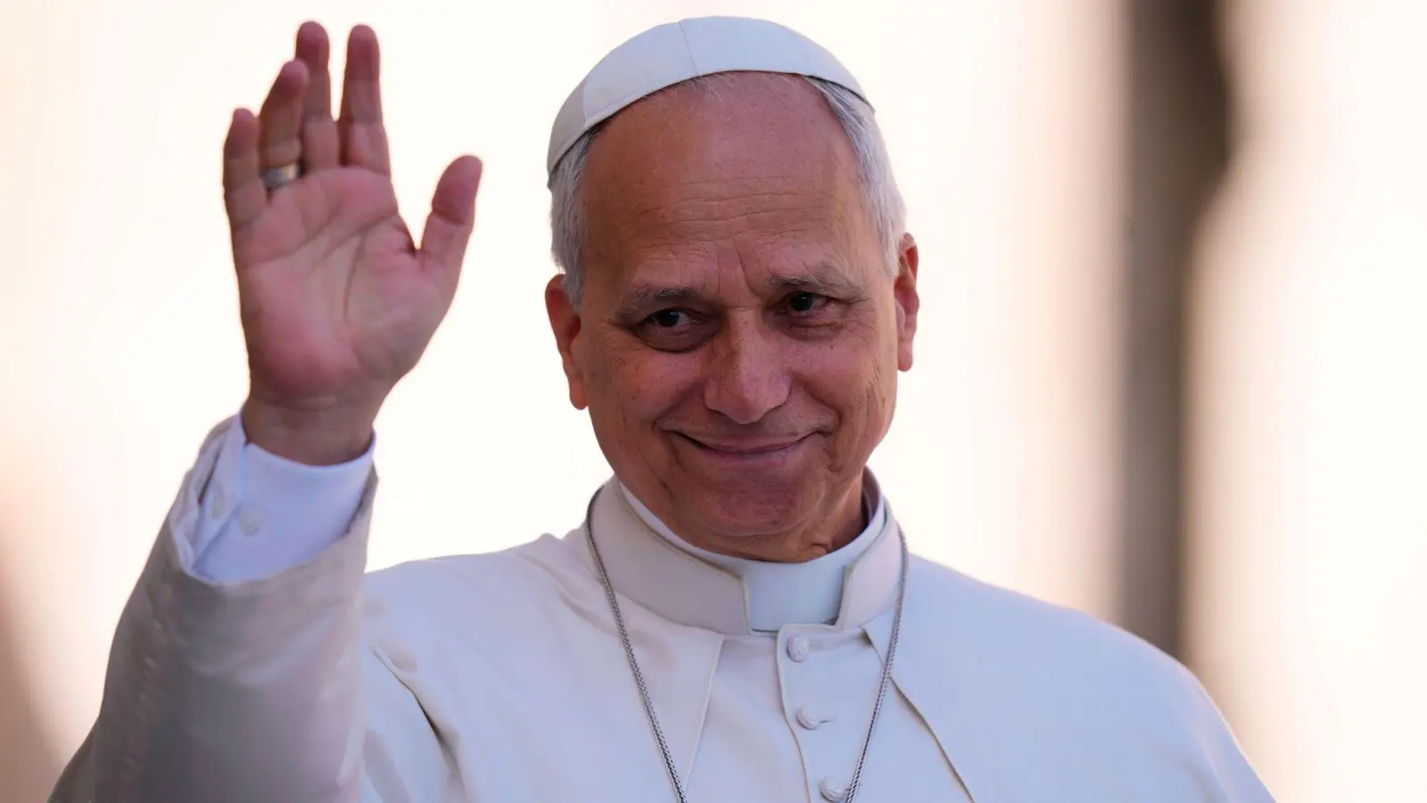 Eine ARD-Doku beleuchtet Papst Leo rund ein Jahr nach seiner Wahl. (Archivbild) (Foto: Alessandra Tarantino/AP/dpa)