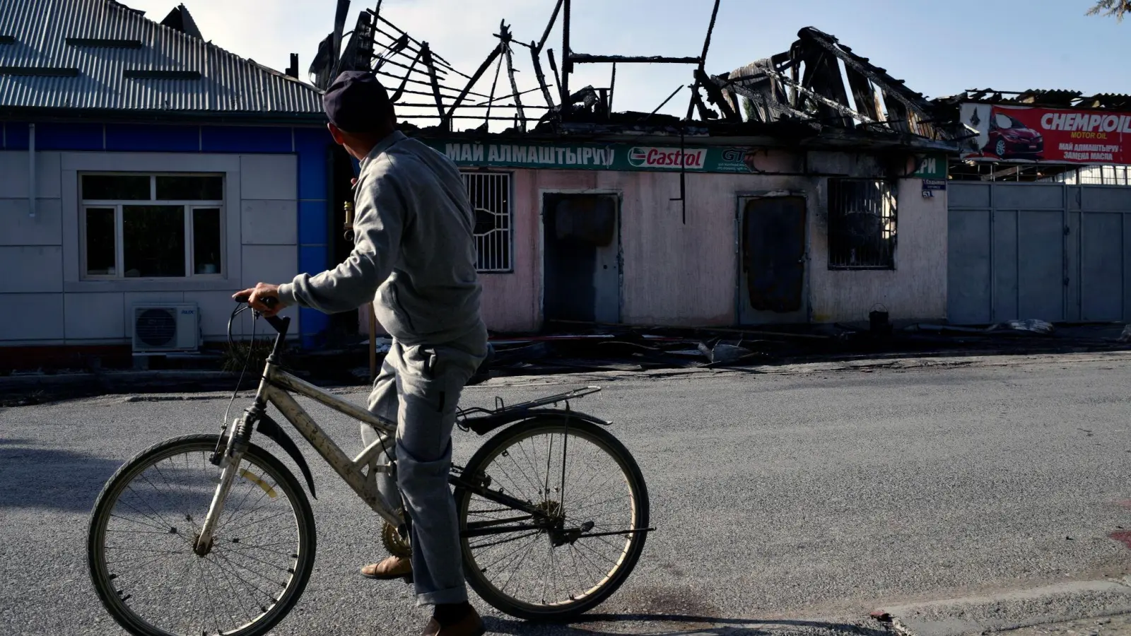 Ein zerstörtes Haus im kirgisischen Batken. Die schweren Kämpfe im Grenzstreit zwischen den beiden Ex-Sowjetrepubliken Kirgistan und Tadschikistan in Zentralasien dauern an. (Foto: Danil Usmanov/AP/dpa)