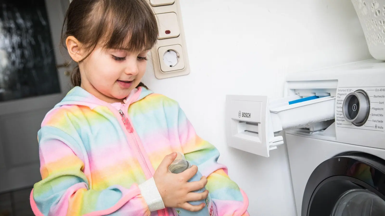 Selbst fleckige Kinderkleidung muss nicht bei sehr hohen Temperaturen gewaschen werden. (Foto: Christin Klose/dpa-tmn)