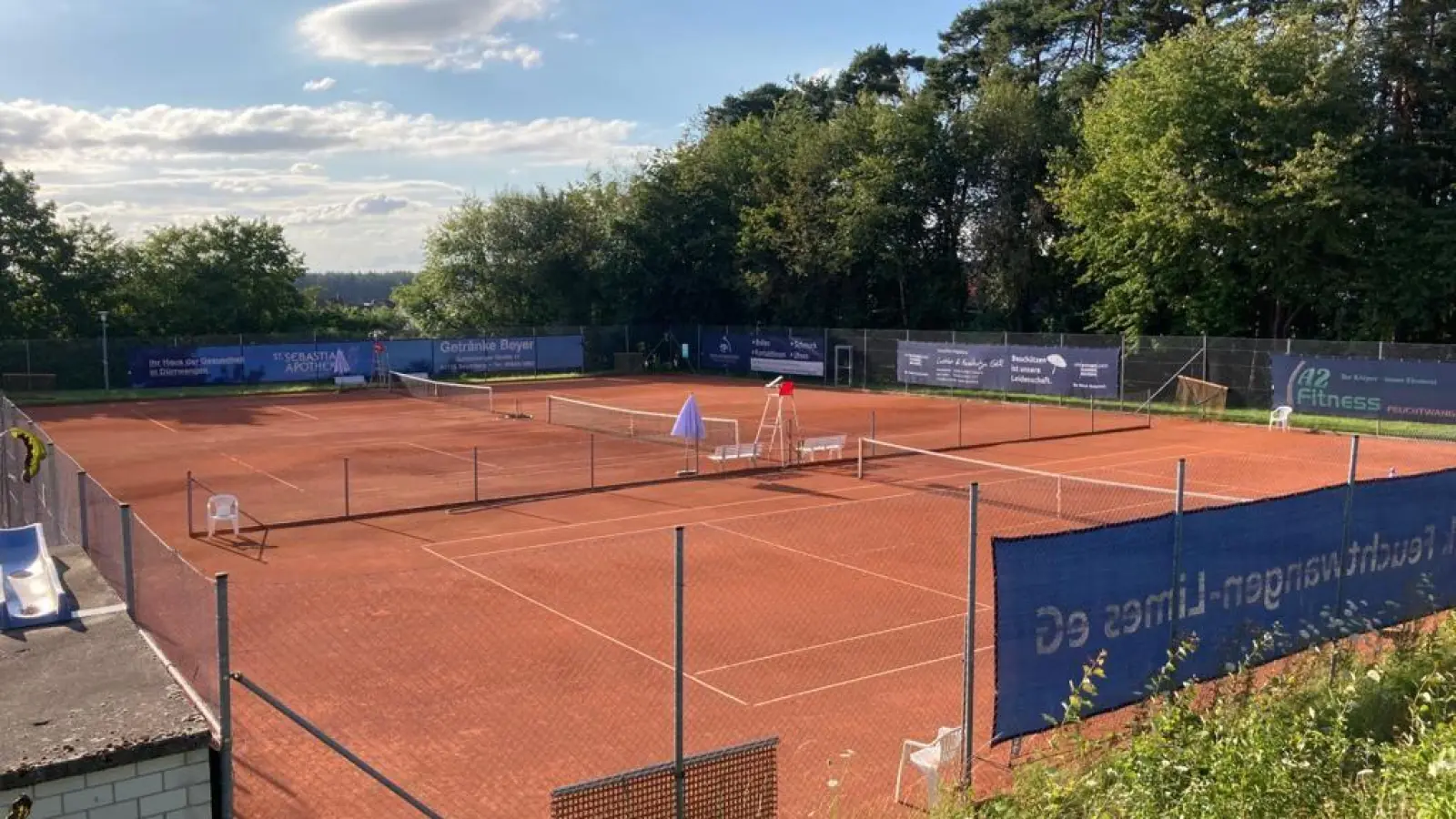 Die Sandplätze auf dem Tennisgelände in Langfurth werden zu Allwetterplätzen umgebaut. (Foto: Friedrich Zinnecker)