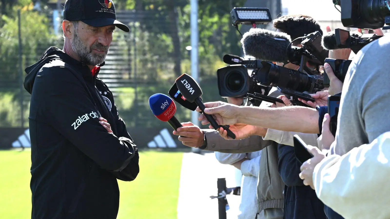 Jürgen Klopp stellt sich beim Abschlusstraining spontan für Reporterfragen.  (Foto: Federico Gambarini/dpa)
