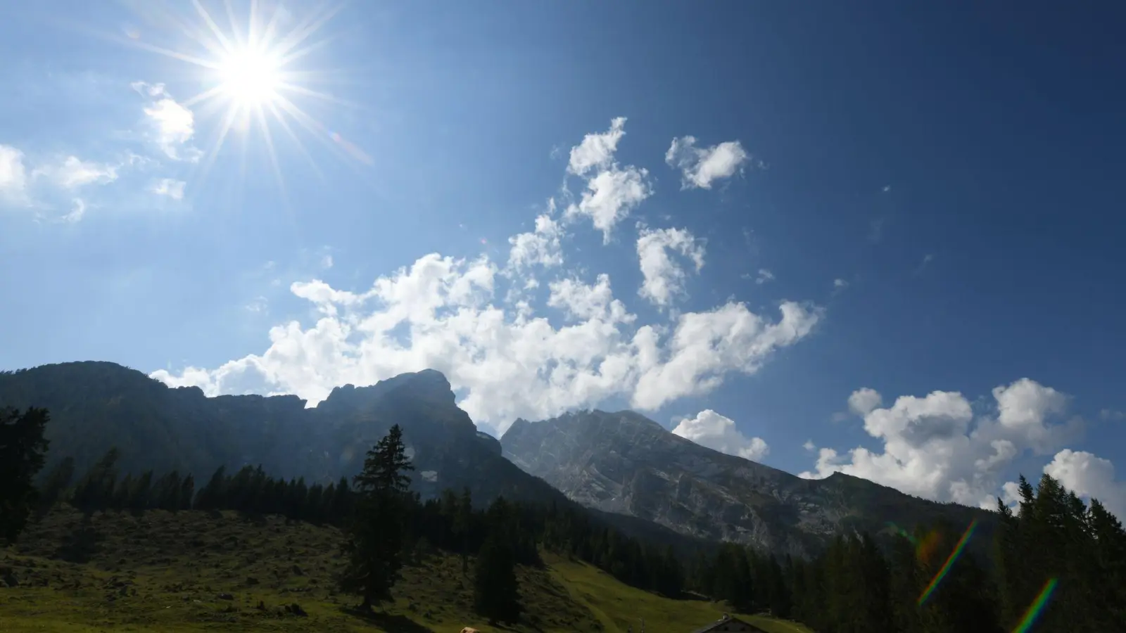 Zwei Bergsteiger sind vom Watzmann geflogen worden, nachdem sie bei Unwetter dort die Nacht verbingen mussten. (Archivbild) (Foto: Angelika Warmuth/dpa)