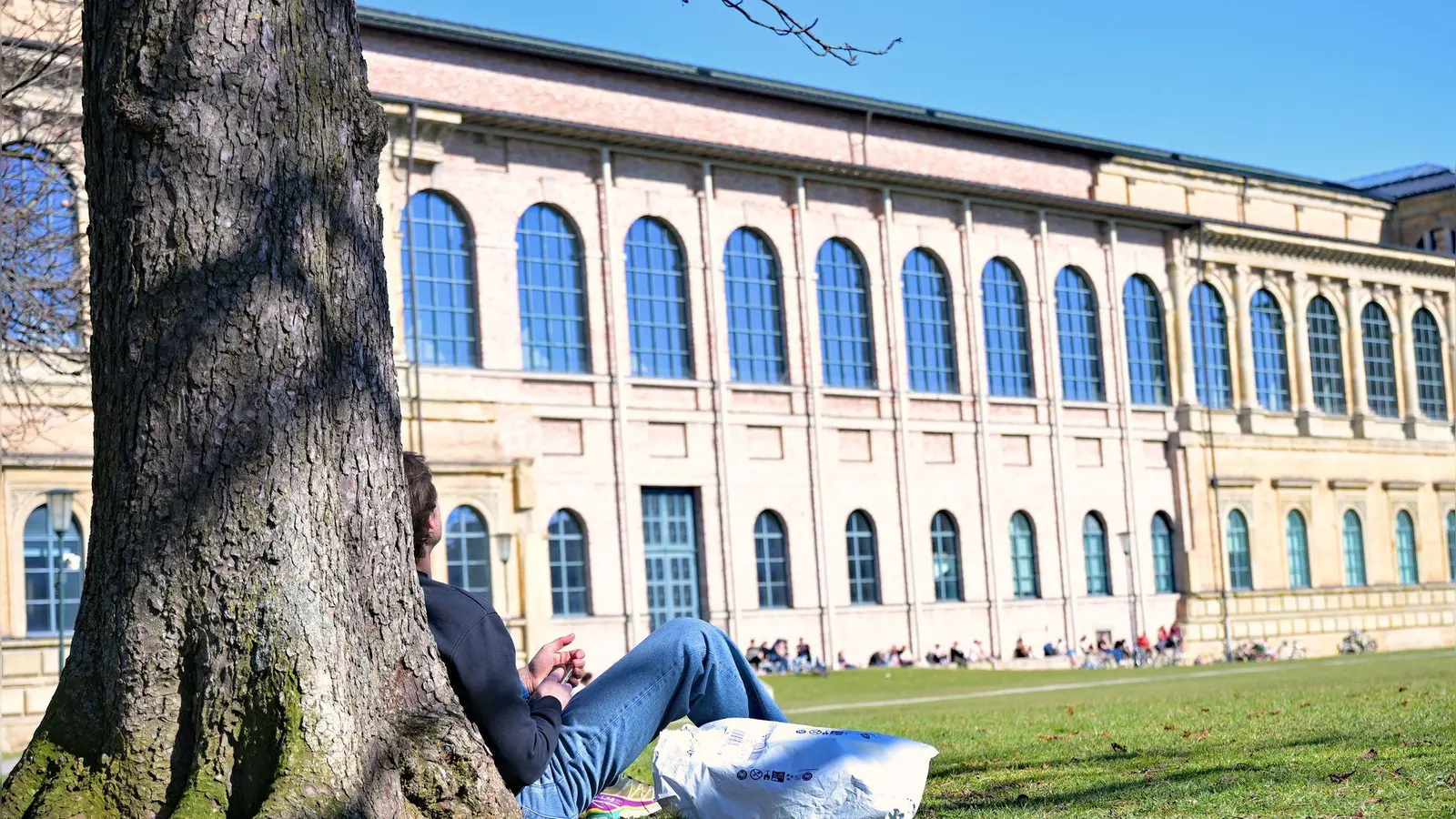 Sonne und milde Temperaturen locken in den nächsten Tagen nach draußen. (Archivbild)  (Foto: Malin Wunderlich/dpa)